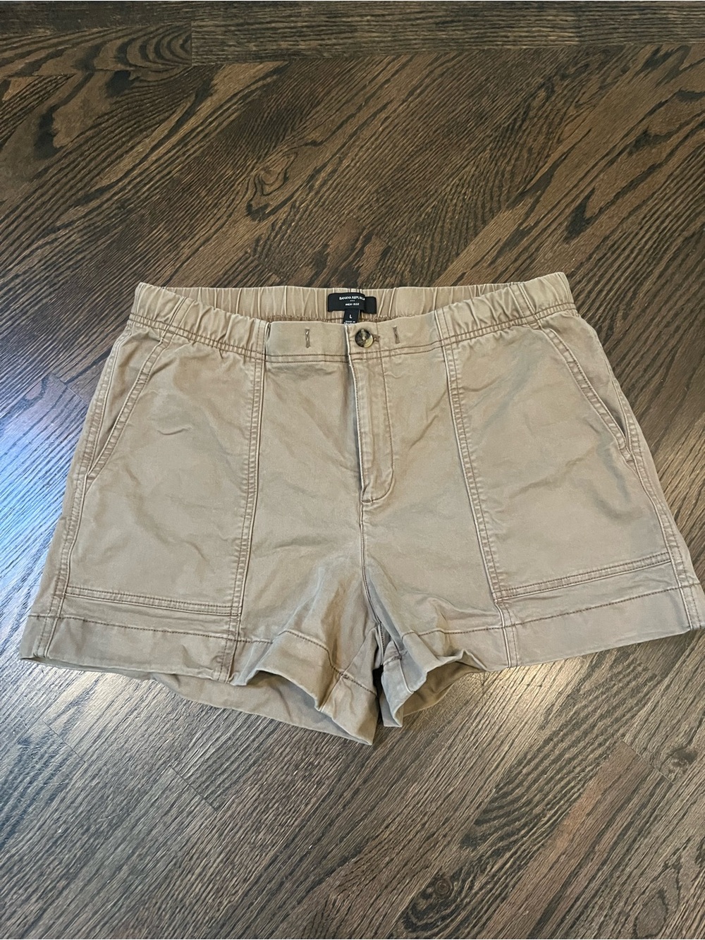 Banana Republic Women’s Khaki Cargo-Style Shorts EUC size large deep pockets
